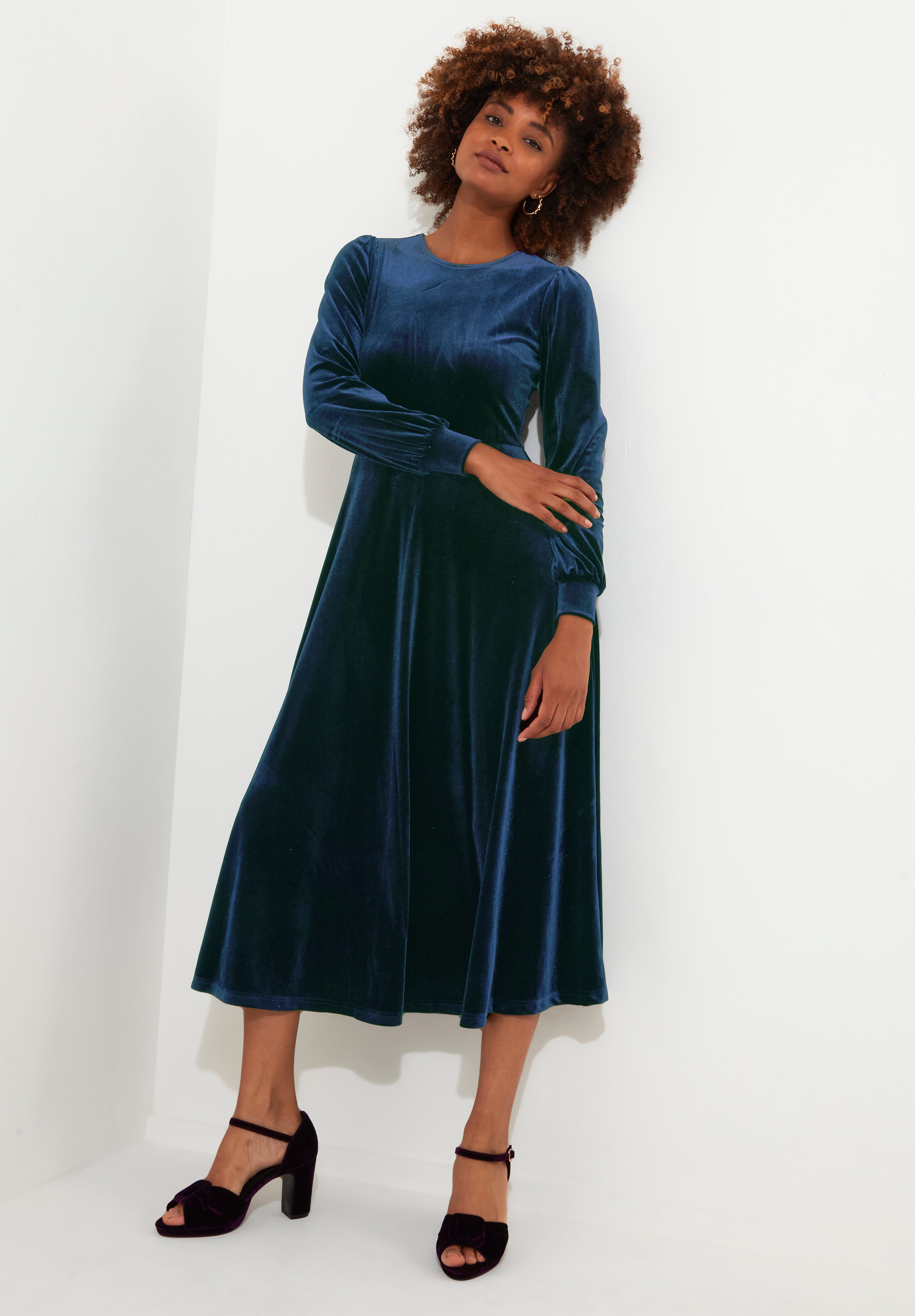 Crew Neck Velvet Midi Dress image number 3